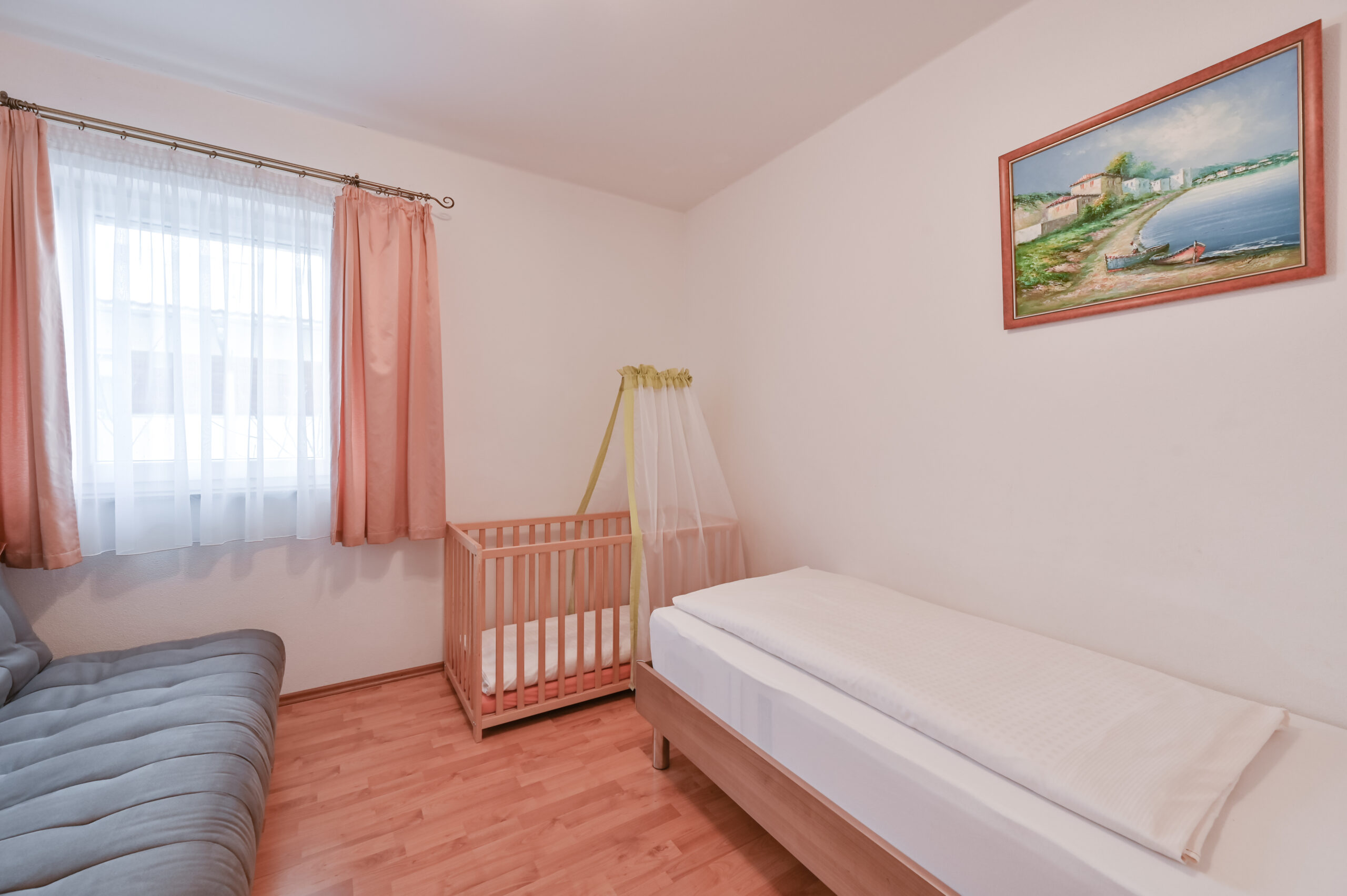 Ferienwohung Einzelschlafzimmer mit Kinderbett   Hotel Ludwigs FeWo San Marco 2318 scaled